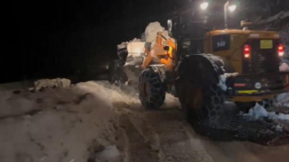 Ayder Yaylası yoluna çığ düştü, trafik 1 saat aksadı