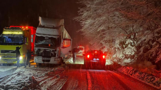 Hopa-Borçka karayolu kardan trafiğe kapandı