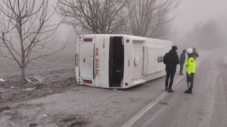 İşçi servis minibüsü buzlanan yolda devrildi; 9 yaralı