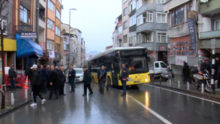 Kağıthane'de İETT otobüsü çöken yolda kaldı