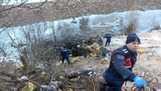 Uçuruma yuvarlanan kamyonun şoförü öldü; cenazeye sabah ulaşılabildi