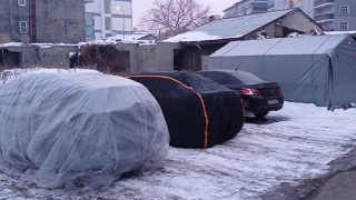 Ağrı'da su deposu buz tuttu, araçların üzerine battaniye örtüldü