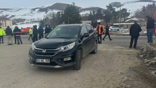 Aracından düşen parçaları toplarken Rize plakalı cipin çarptığı sürücü ağır yaralandı