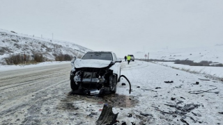 Araçla çarpışan Rize plakalı hafif ticari araç şarampole devrildi 2 ölü, 3 yaralı