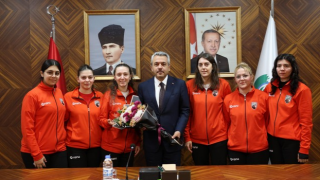 Ardeşen Belediyesi Kadın Hentbol Takımı’ndan Play-Off Maçları Öncesi Vali Baydaş'a Ziyaret