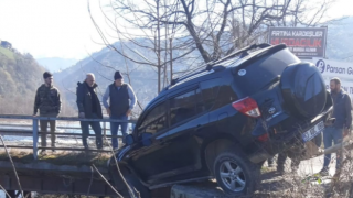 Ardeşen’de Trafik Kazası: Araç Yoldan Çıktı