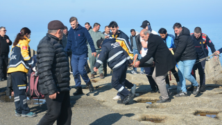 Balık tutarken kayalıklara düşüp yaralandı