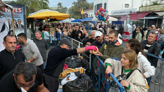 Bodrum’da hamsi festivalinde 3 ton hamsi dağıtıldı, metrelerce kuyruk oluştu