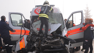 Kaza ihbarına giden ambulans, TIR'a çarptı; 3 sağlık görevlisi yaralı