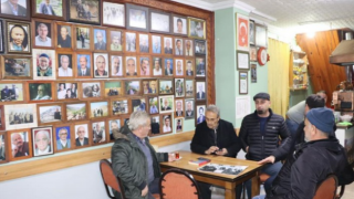 Ölen yakınlarıyla Rize'deki bu çay ocağında bir araya geliyorlar