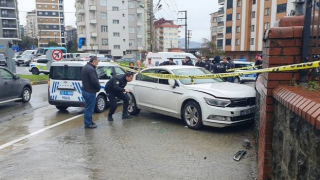 Silahla yaralandı, hastane yolunda kaza yaptı