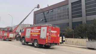 Yangına müdahale eden itfaiye eri, çatının çökmesi ile düşerek yaralandı