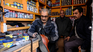 Bedensel engelli baba, ayakkabı boyacılığı yaparak 7 çocuğunu büyüttü