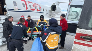 Bingöl'de buzlu zeminde düşüp kalçasını kıran çocuk, ambulans uçakla Ankara'ya sevk edildi