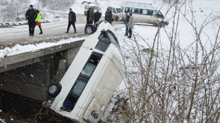 Cenazeye gidenleri taşıyan minibüs çay yatağına devrildi; 15 yaralı