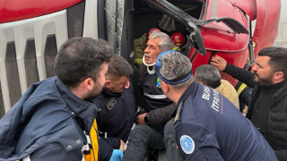 Devrilen ahşap yüklü TIR’ın şoförü ağır yaralandı