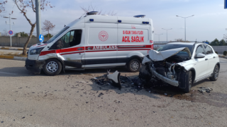 Elazığ'da ambulans ve otomobil çarpıştı: 2 yaralı