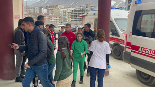 Hakkari'de 34 öğrenci, gıda zehirlenmesi şüphesi ile hastaneye kaldırıldı