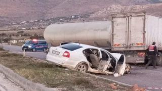 Karşı yöne geçen tanker, kamyon ile otomobile çarptı: 1 ölü, 4 yaralı