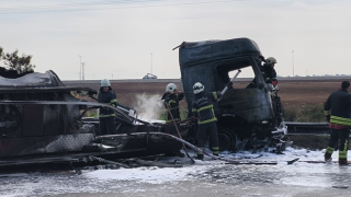 Otoyolda devrilen tanker alev alev yandı