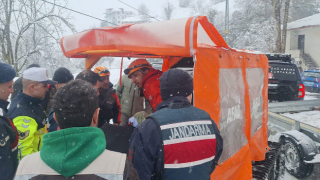 Rize'de AFAD ekipleri yolu kardan kapanan köyde rahatsızlanan hasta için seferber oldu