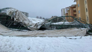 Rize'de kara dayanamayan halı sahanın çatısı çöktü