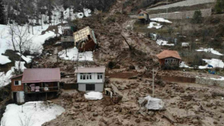 Artvin’de heyelan; ahşap ev çatısının üzerine devrildi