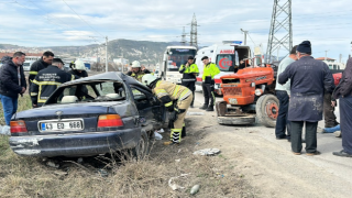 Ehliyetsiz sürücünün kullandığı otomobil ile traktör çarpıştı: 2 yaralı