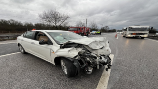 Hafriyat kamyonuna çarpan otomobilin sürücüsü yaralandı