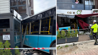 Halk otobüsü park halindeki araçlara çarpıp, kafeye girdi; 4 yaralı